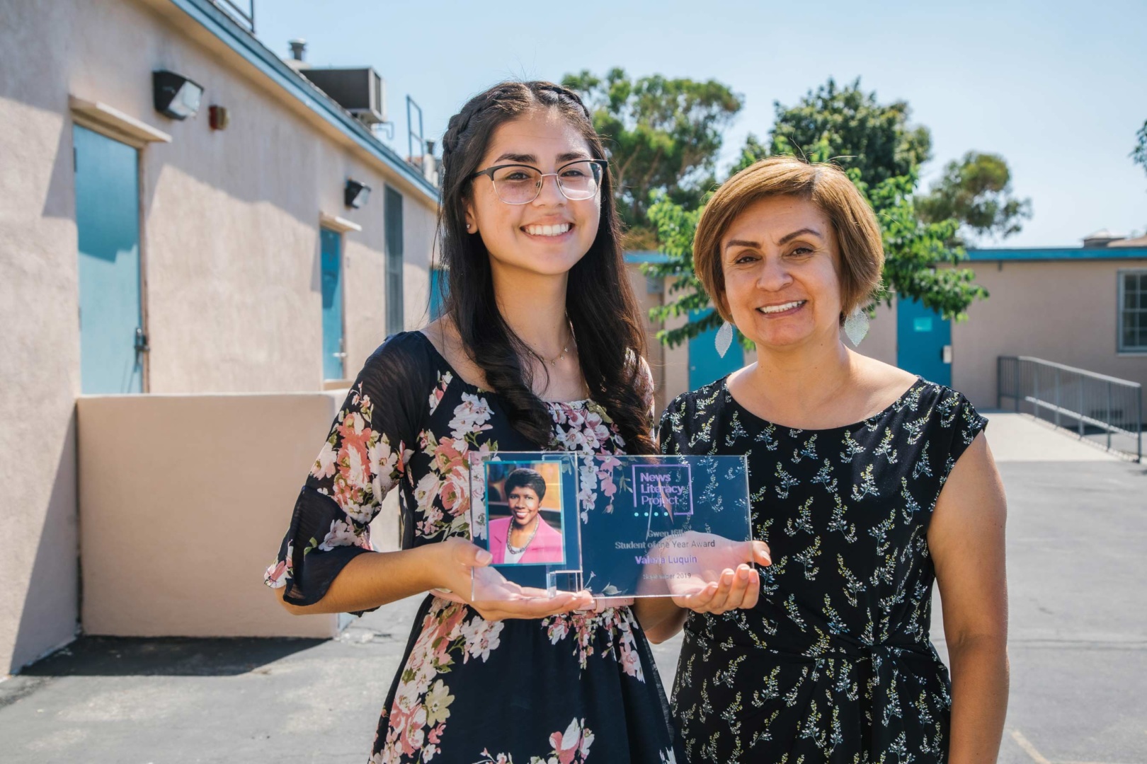 Valeria Luquin, winner of NLP’s 2019 Gwen Ifill Student of the Year Award, with her journalism teacher, Adriana Chavira.