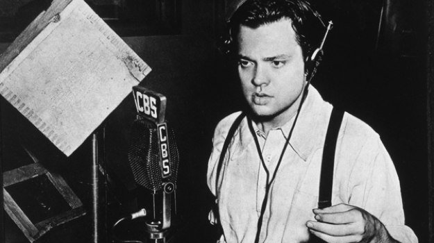 Orson Welles at CBS radio. .(Dallas Dispatch-Journal/Wikimedia Commons/Public Domain)