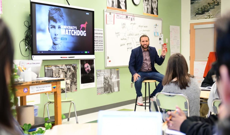 Journalist Wesley Lowery speaks to a classroom.