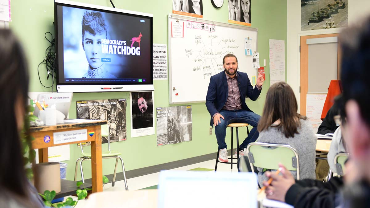 Journalist Wesley Lowery speaks to a classroom.